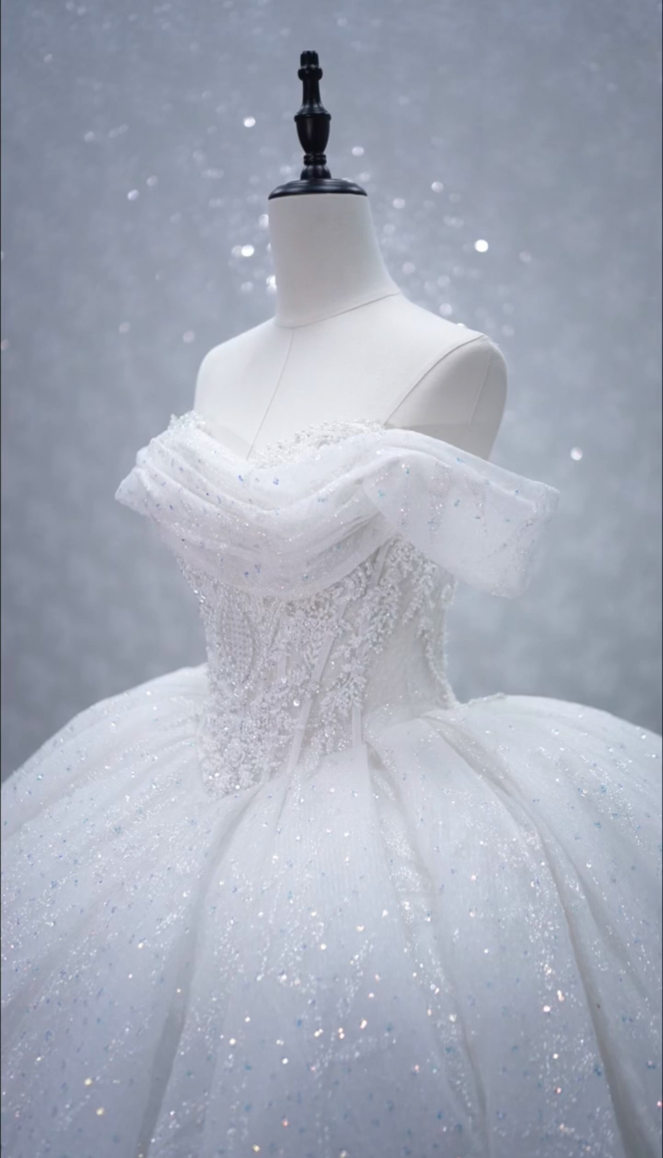 憧れのドレス　ブライダル　ドレス全体的にキラキラ　ラメ入り　上品エレガント　オフショルダー　二の腕を隠せる　結婚式二次会