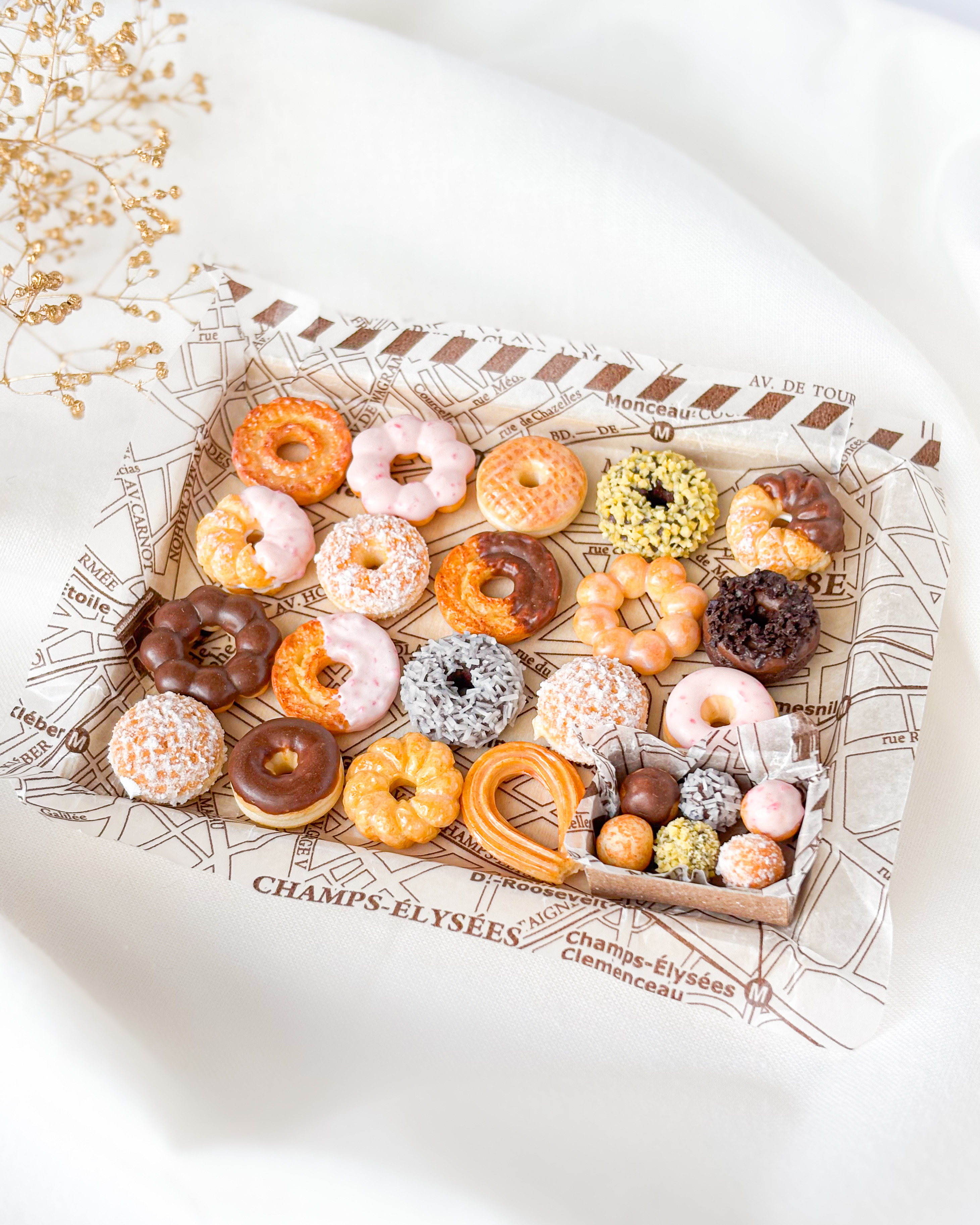 【数量限定】 ミニチュア ドーナツ 豪華セット｜木のトレー付き ・ 大人可愛いインテリア ＊ コンプリート 20種