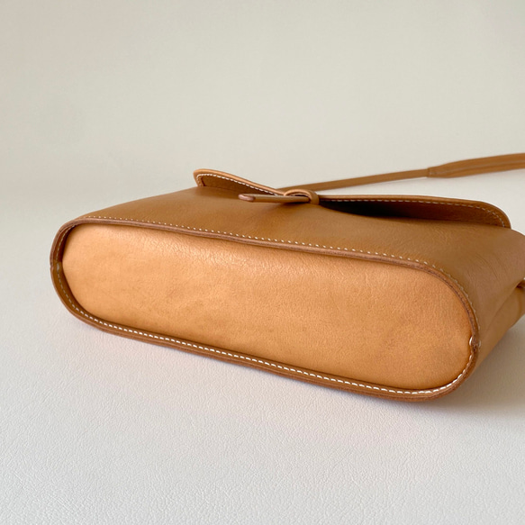 ベルト留めの本革ポシェット（その5）／イタリアンレザー生成りヌメ 5枚目の画像