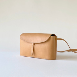 ベルト留めの本革ポシェット（その5）／イタリアンレザー生成りヌメ 1枚目の画像