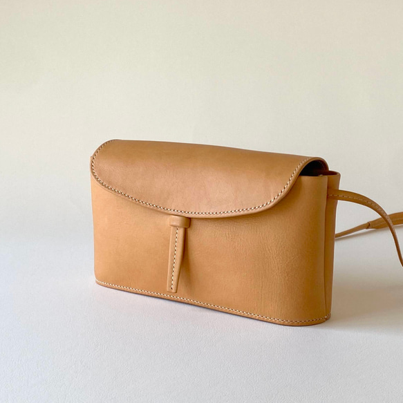 ベルト留めの本革ポシェット（その5）／イタリアンレザー生成りヌメ 2枚目の画像
