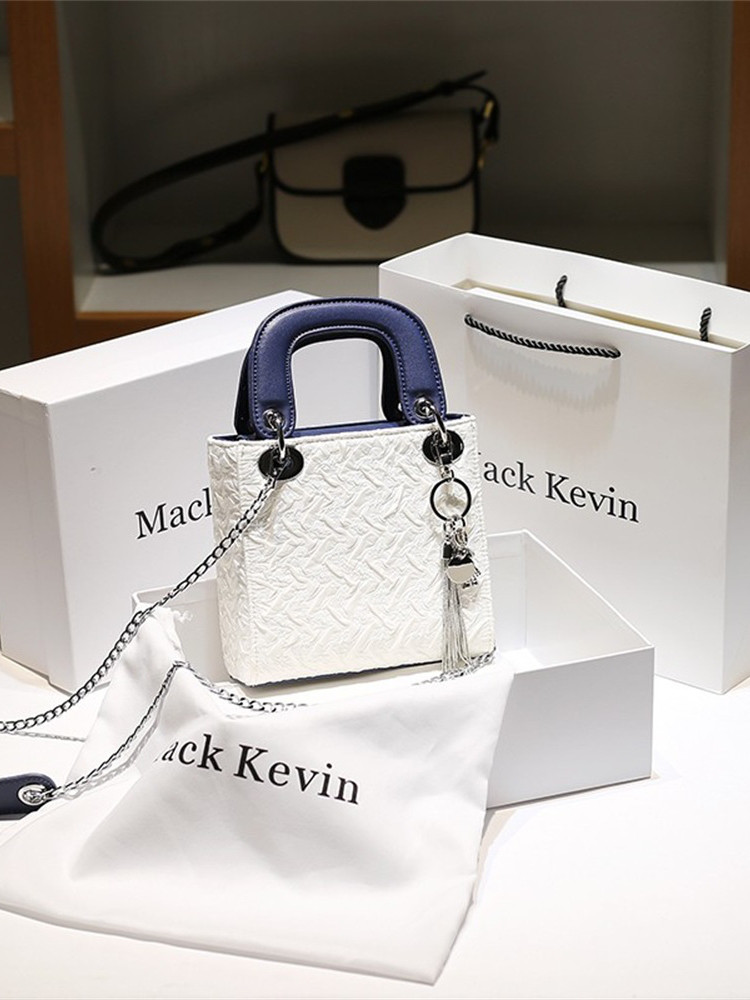 女性のバッグは本革のしわをつけて高級感をつけて小さいバッグを提げて斜め掛けにします