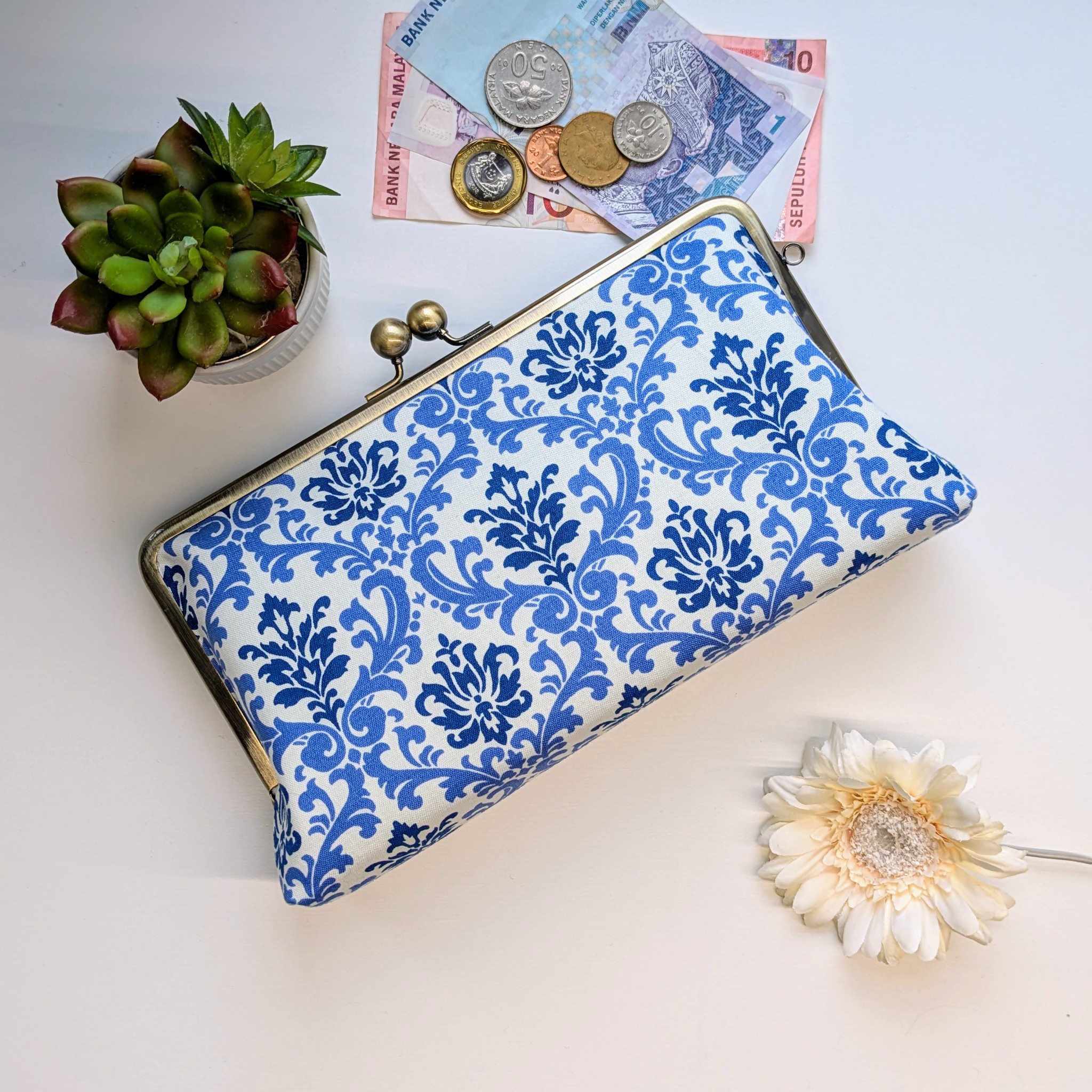 大容量のがま口長財布　ダマスク柄ブルー　チェーンなし