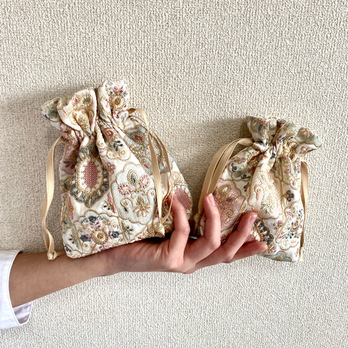 インド刺繍生地の巾着　カワイイ インド刺繍生地の巾着ポーチ 総刺繍 ミニサイズ インド刺繍りぼん