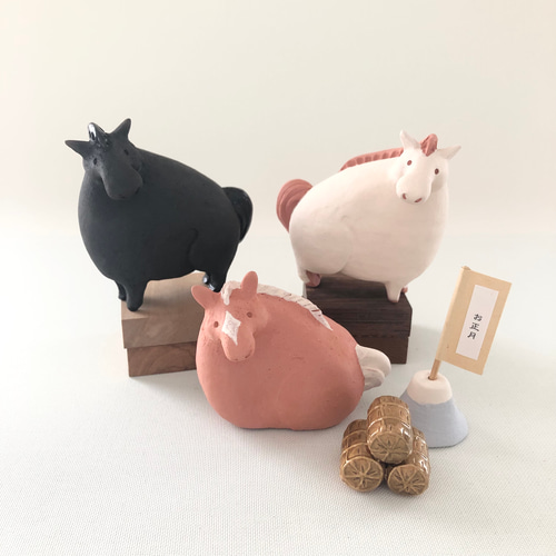 受注制作]2026年干支 午うま（素焼き・黒陶の馬 置物） その他置物