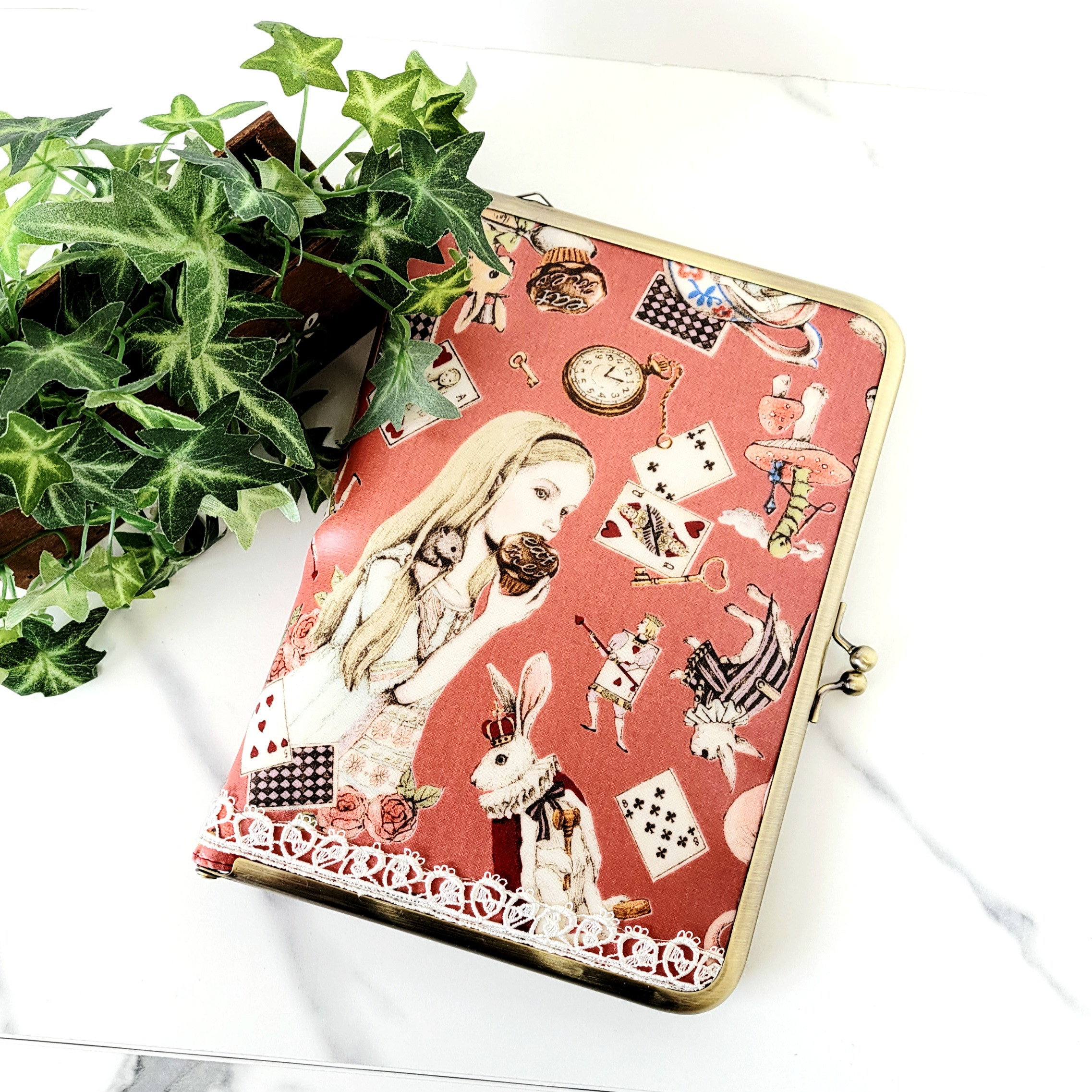 B６サイズの がま口手帳カバー(ラミネートアリス)