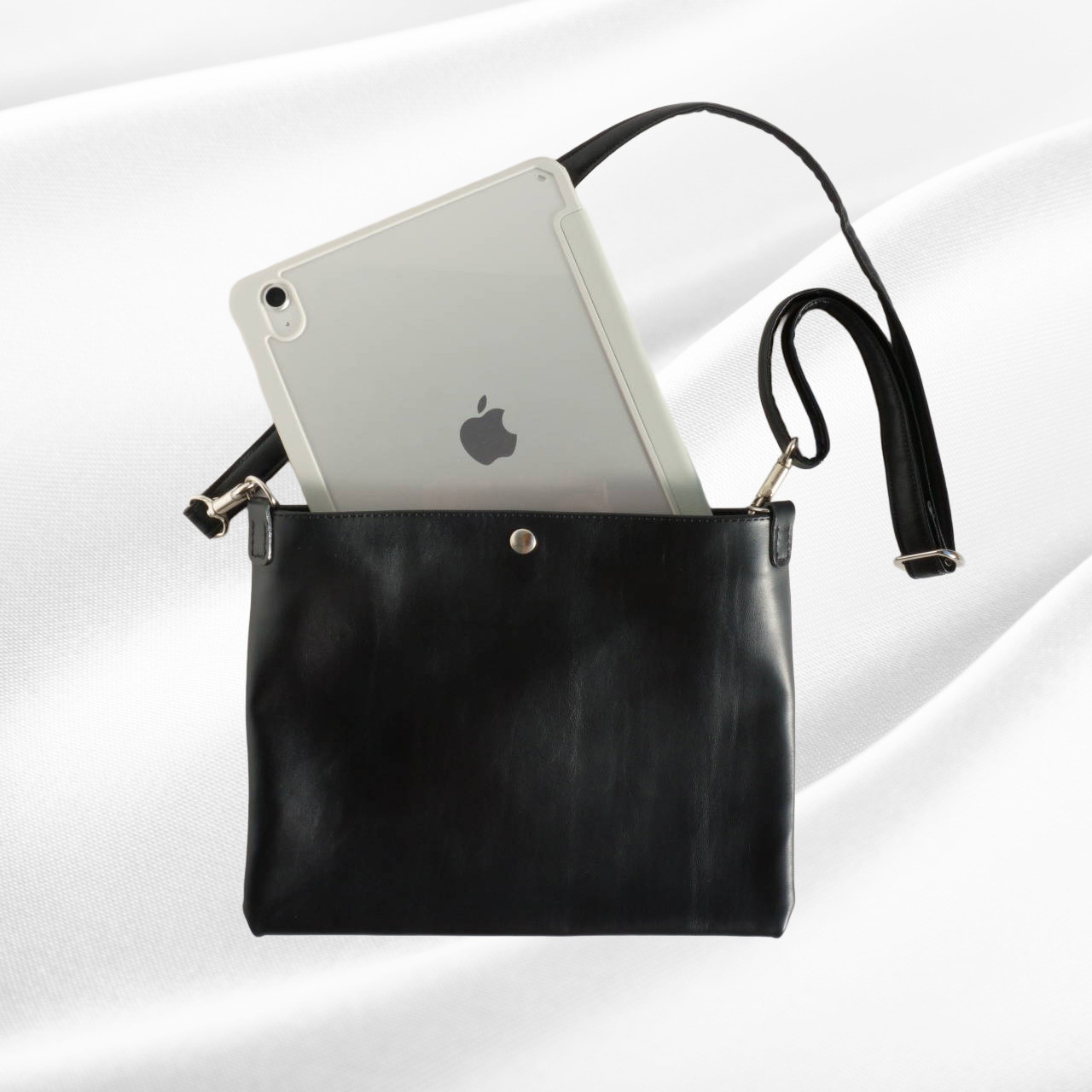 iPad11対応 本革サコッシュ 横向き収納 柔らかベルト調節可 長財布OK 旅行普段使い メンズ可 28×23