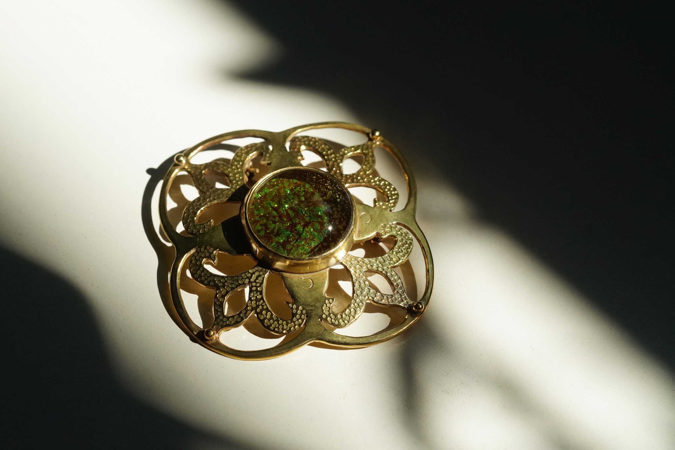 ガラスと真鍮のブローチ　ーフイユー