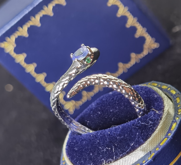 緑眼「幸運を呼ぶ蛇」天然*タンザナイト　フォックリング　つけっぱなしOK 5枚目の画像