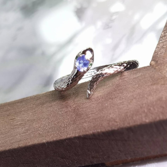 緑眼「幸運を呼ぶ蛇」天然*タンザナイト　フォックリング　つけっぱなしOK 1枚目の画像