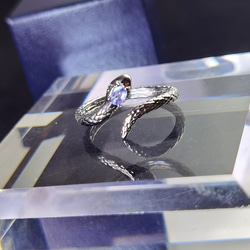 緑眼「幸運を呼ぶ蛇」天然*タンザナイト　フォックリング　つけっぱなしOK 2枚目の画像