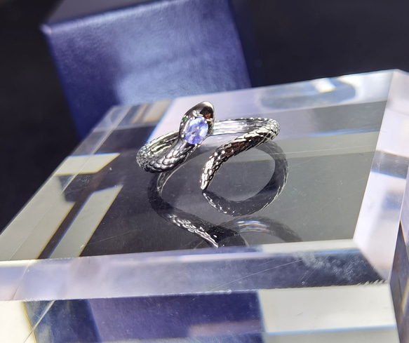 緑眼「幸運を呼ぶ蛇」天然*タンザナイト　フォックリング　つけっぱなしOK 2枚目の画像