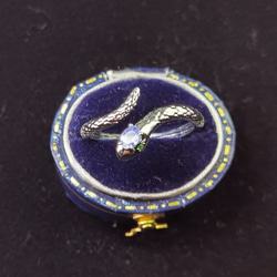 緑眼「幸運を呼ぶ蛇」天然*タンザナイト　フォックリング　つけっぱなしOK 4枚目の画像