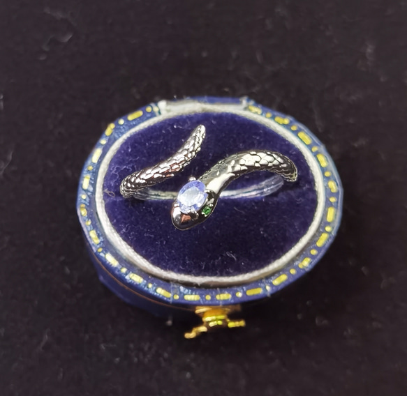 緑眼「幸運を呼ぶ蛇」天然*タンザナイト　フォックリング　つけっぱなしOK 4枚目の画像