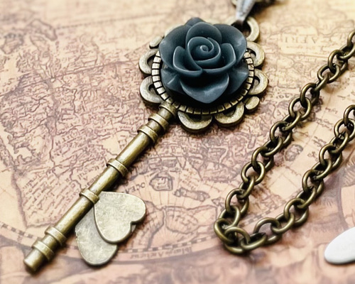薔薇の鍵ペンダント・フォグブルー ネックレス・ペンダント Rosenengel