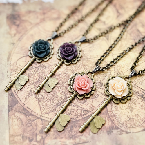 薔薇の鍵ペンダント・フォグブルー ネックレス・ペンダント Rosenengel