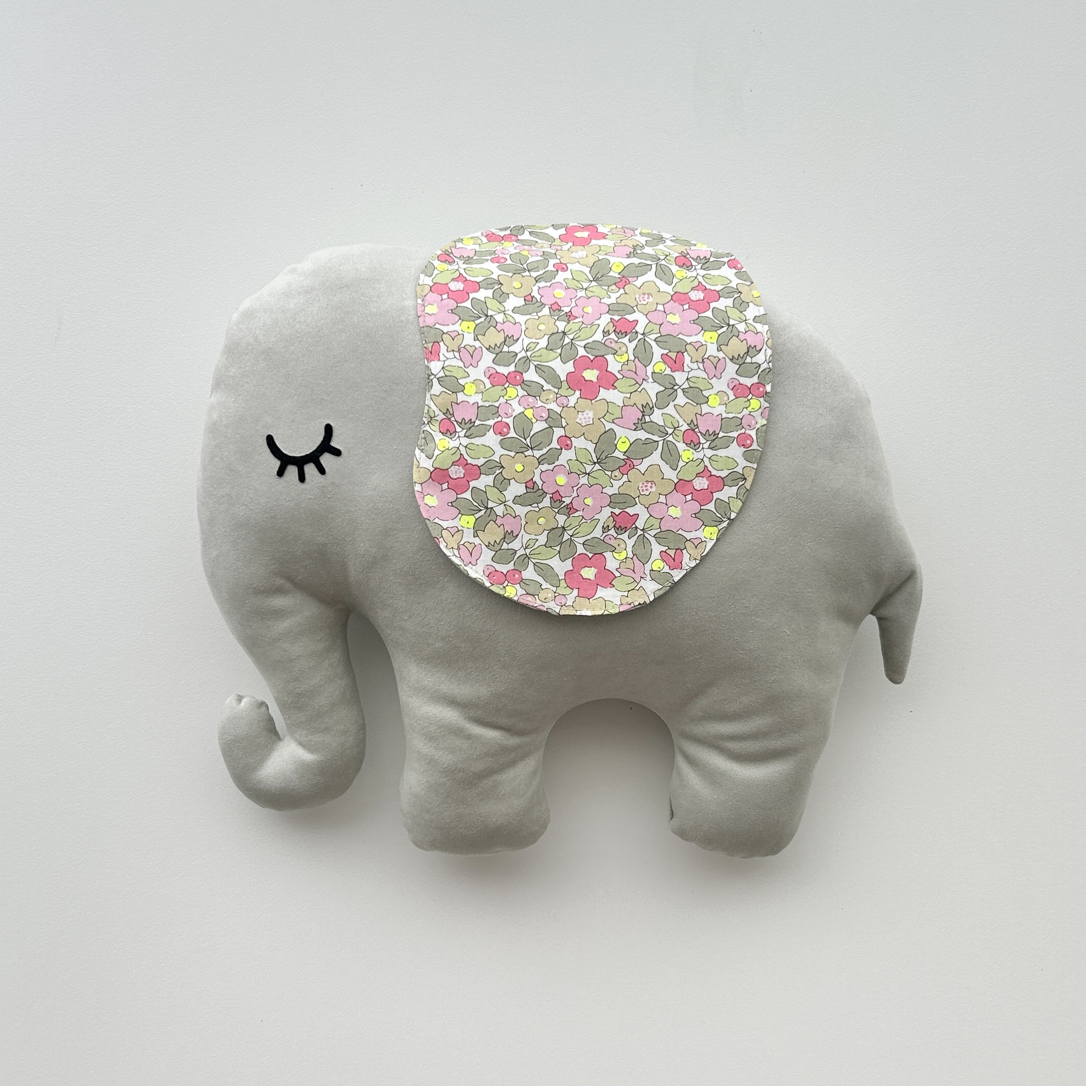 【リバティ生地】ミニクッション♪ 動物クッション  インテリア雑貨  ゾウ　（25cm）