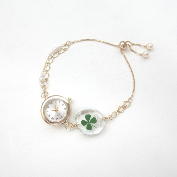 幸せをよぶ四つ葉のクローバーのブレスレットウォッチ 1枚目の画像