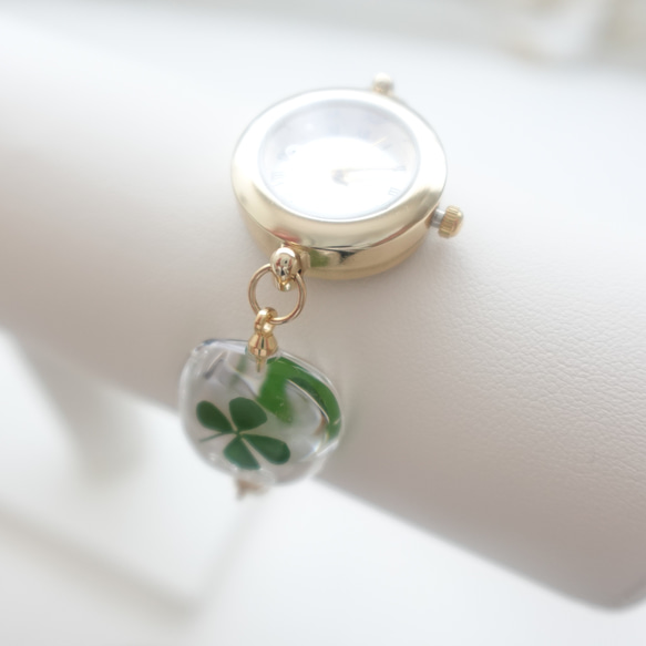 幸せをよぶ四つ葉のクローバーのブレスレットウォッチ 2枚目の画像