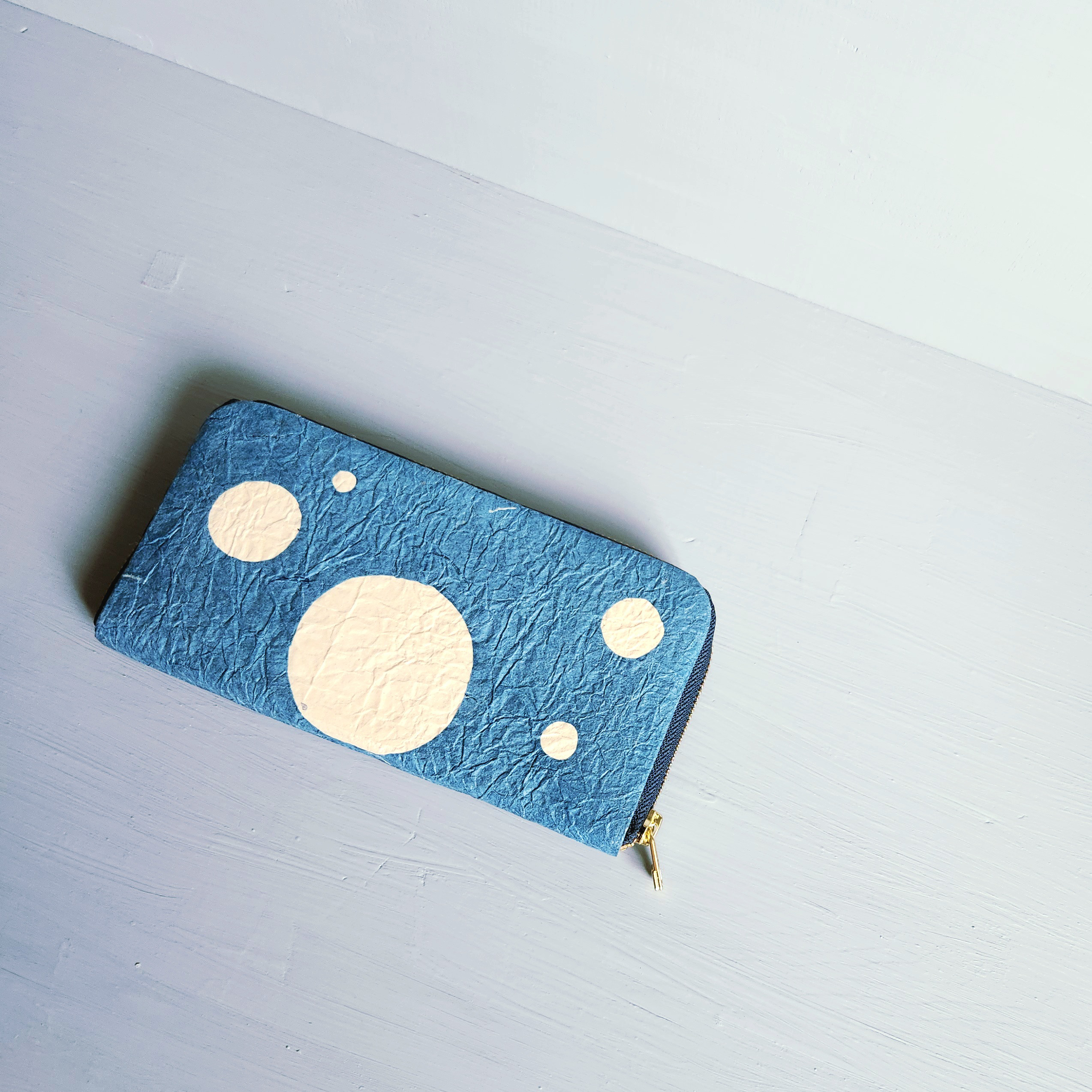 藍染和紙の長財布（惑星、藍）