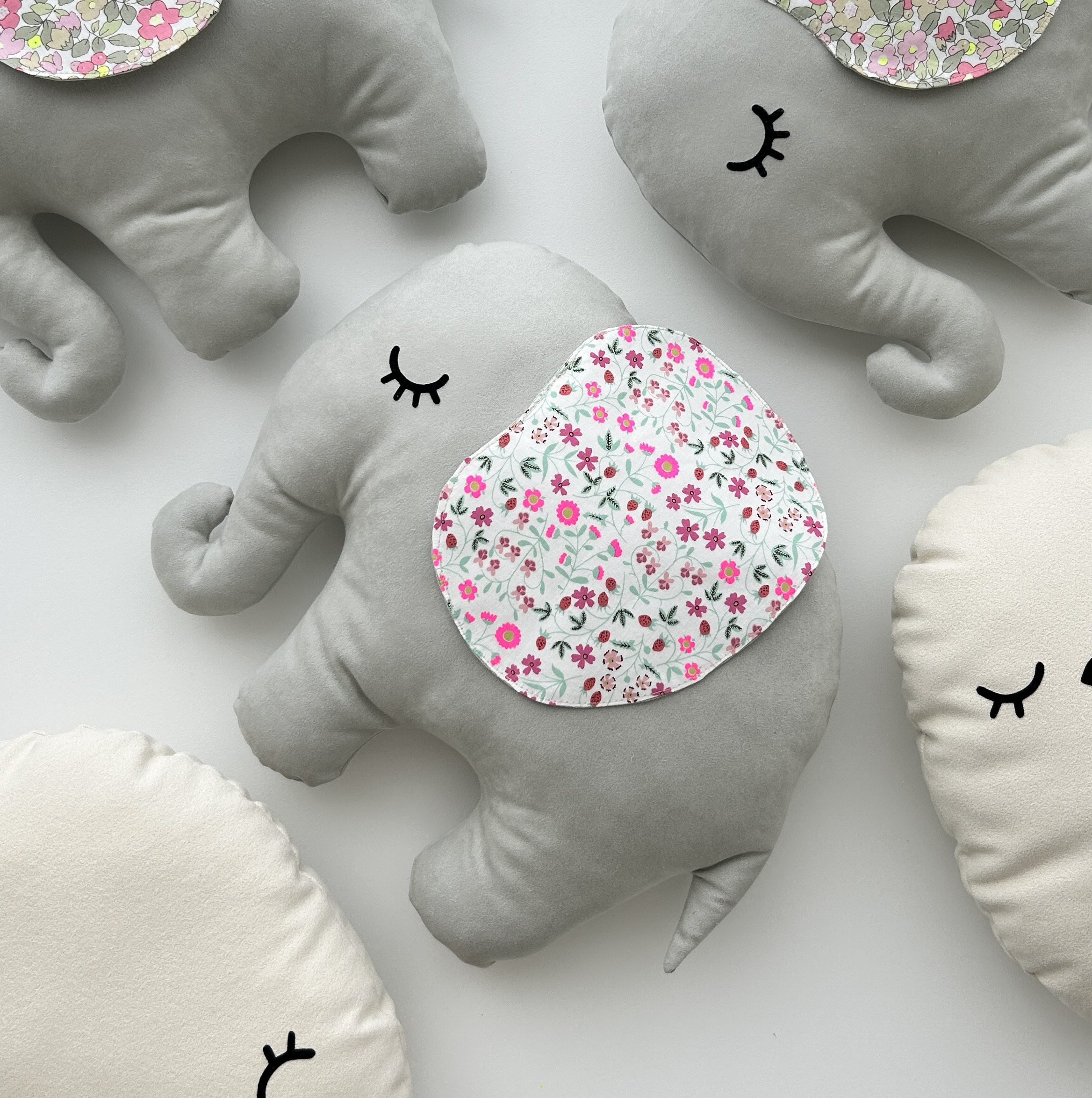 【リバティ生地】ミニクッション♪ 動物クッション  インテリア雑貨  ぞう　（25cm）