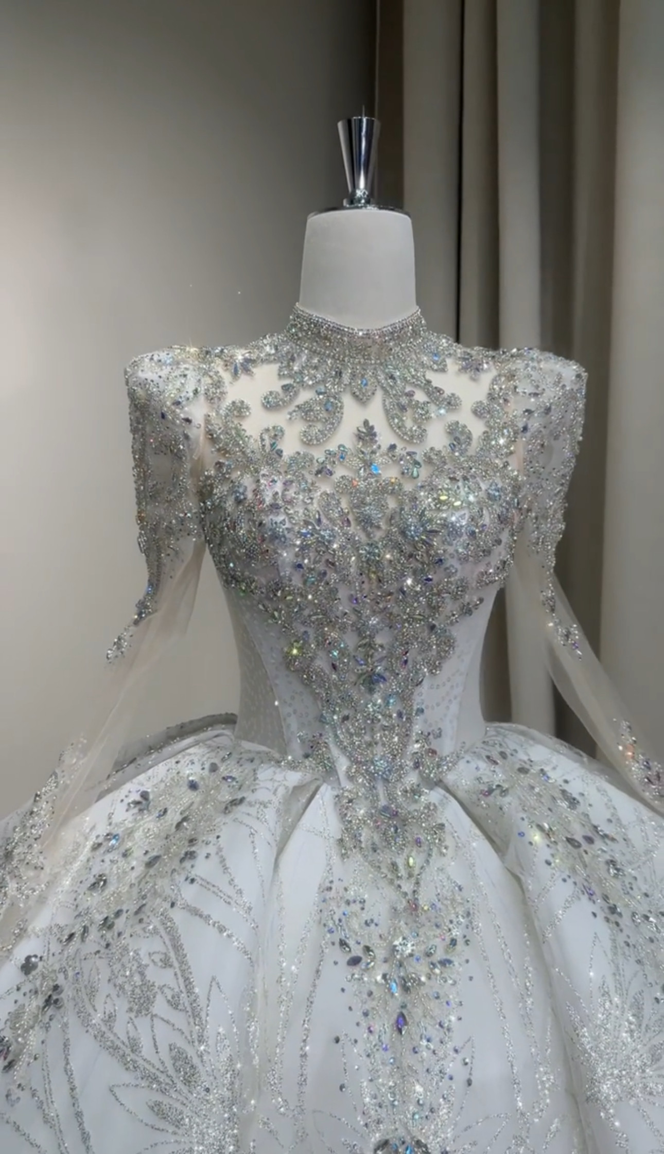 見逃さない新作2025　優雅なシルエット　おしゃれのドレス　ブライダル　たっぷりなビジュー　キラキラ　フレアスカート花嫁