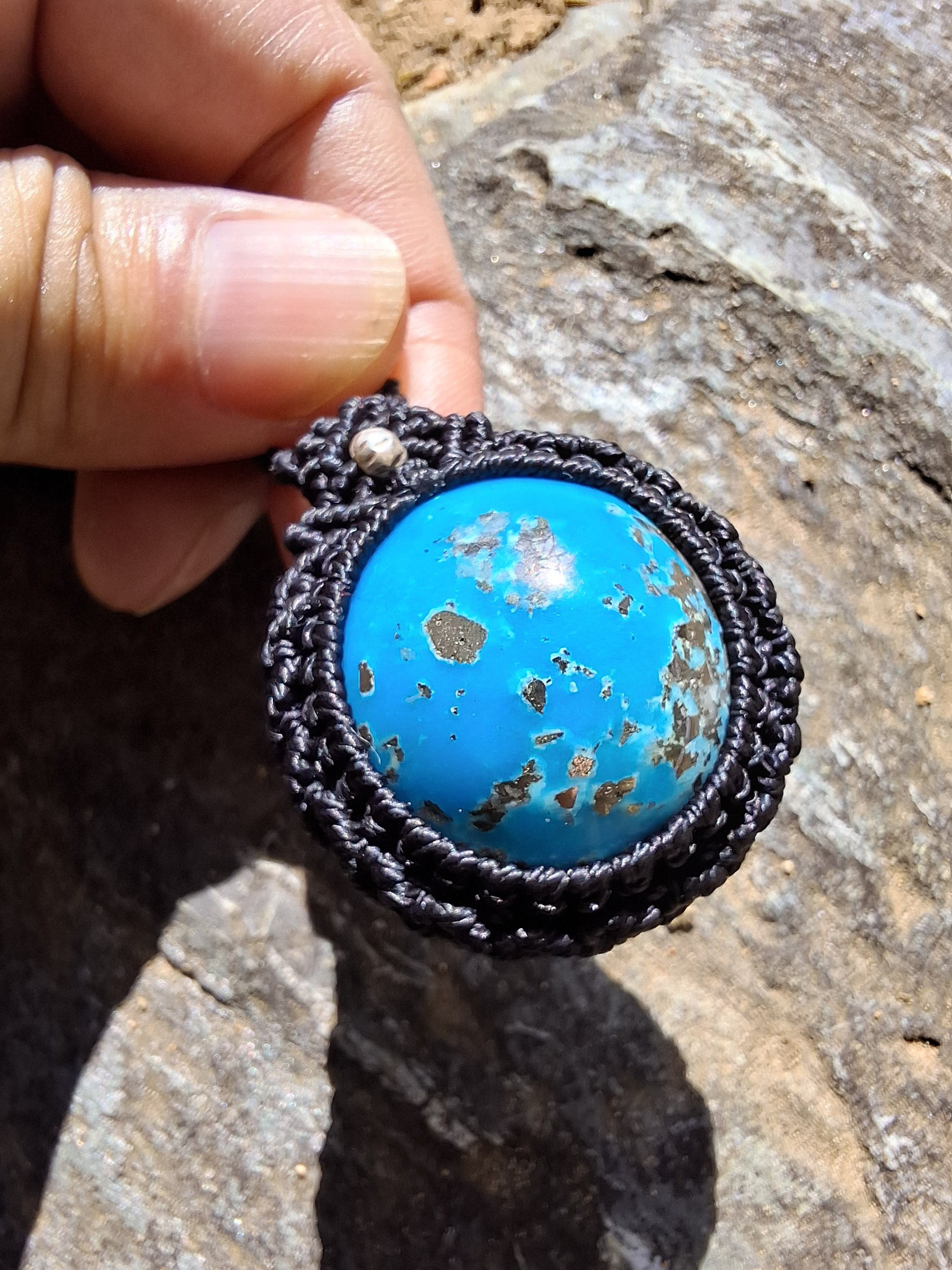 【希少イラン産】イラン産ターコイズの天然石マクラメペンダント[PEN-299]