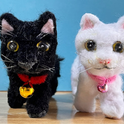 2匹の錆猫の招き猫（中）置物＃39（紙粘土と新聞紙） その他置物