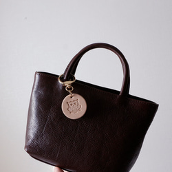 フクロウ刻印本革キーホルダー　ヌメ革　丸「不苦労」バッグチャーム 6枚目の画像