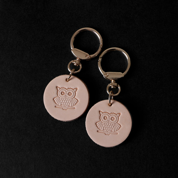 フクロウ刻印本革キーホルダー　ヌメ革　丸「不苦労」バッグチャーム 3枚目の画像