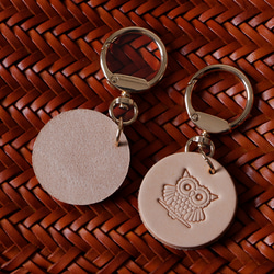 フクロウ刻印本革キーホルダー　ヌメ革　丸「不苦労」バッグチャーム 2枚目の画像