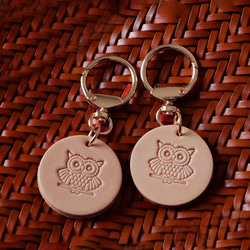 フクロウ刻印本革キーホルダー　ヌメ革　丸「不苦労」バッグチャーム 1枚目の画像
