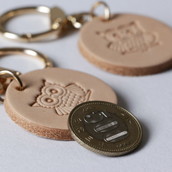 フクロウ刻印本革キーホルダー　ヌメ革　丸「不苦労」バッグチャーム 5枚目の画像