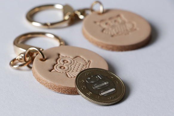 フクロウ刻印本革キーホルダー　ヌメ革　丸「不苦労」バッグチャーム 5枚目の画像