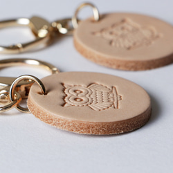 フクロウ刻印本革キーホルダー　ヌメ革　丸「不苦労」バッグチャーム 4枚目の画像