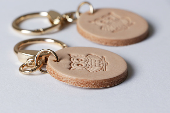 フクロウ刻印本革キーホルダー　ヌメ革　丸「不苦労」バッグチャーム 4枚目の画像