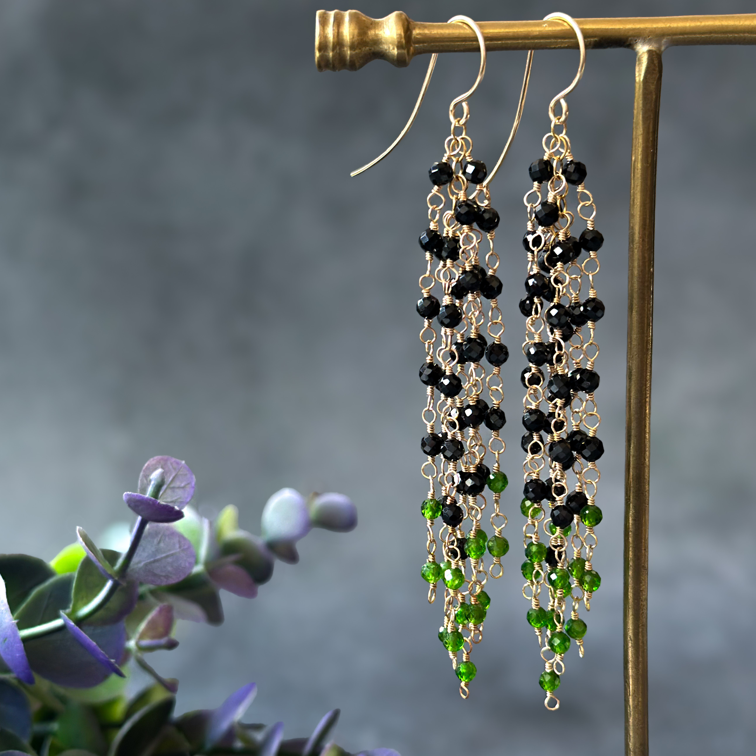 14kgf*ブラックスピネルとクロムダイオプサイトのしゃらしゃら超ロングフリンジピアス／イヤリング