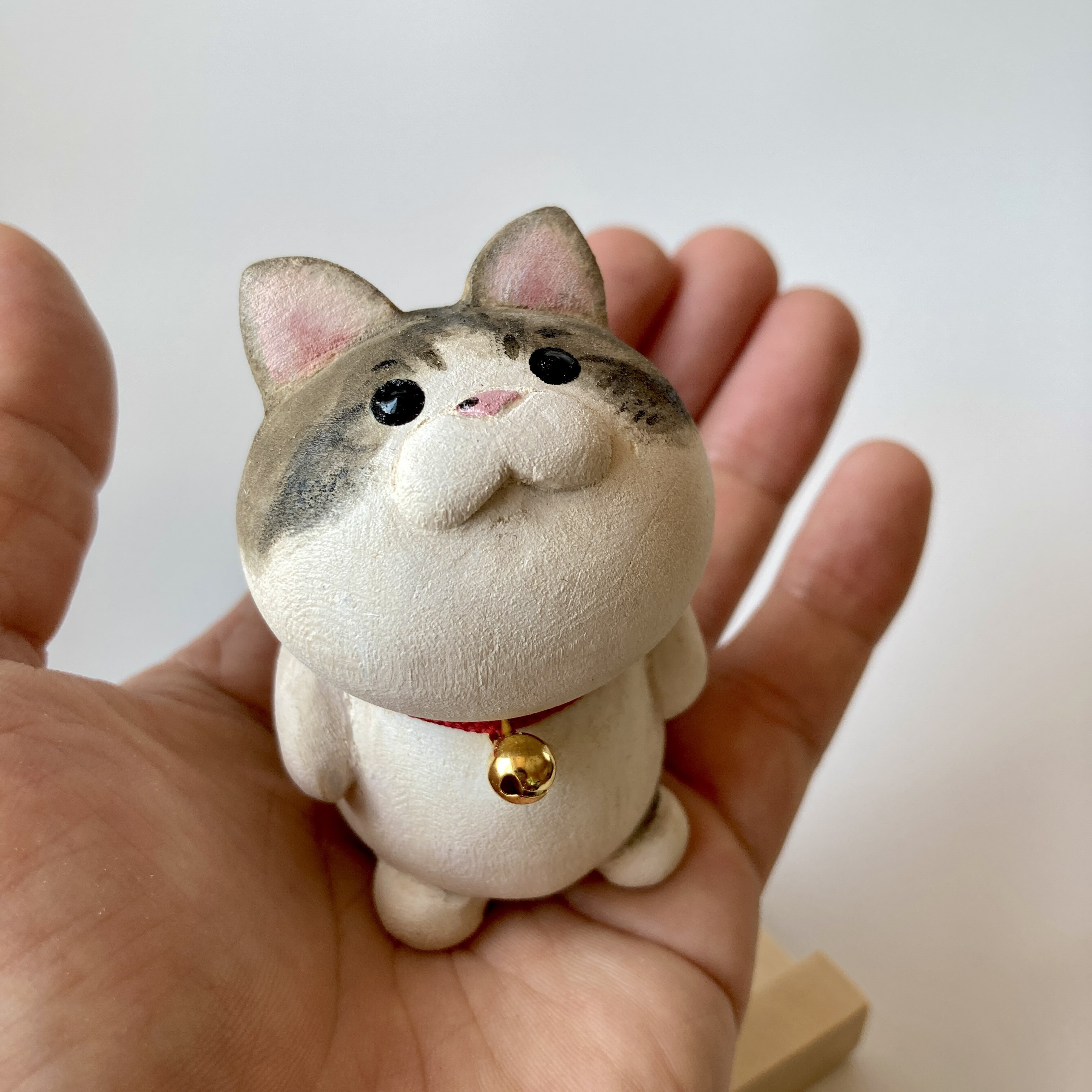 【カスタムメイド】スマホスタンドになる木彫りの鈴ネコ（着色あり）