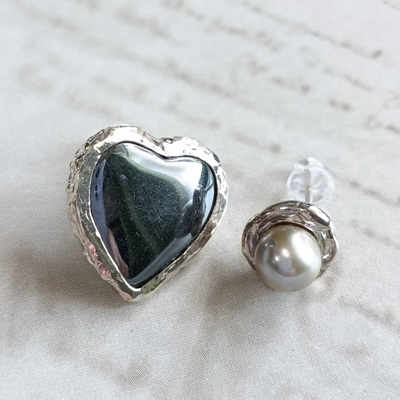 ［SV925］Aiju-愛珠-パイライトハート ピアス　鎚目　スティック　フレーム　額縁　絵画　天然石　インクォーツ　黒