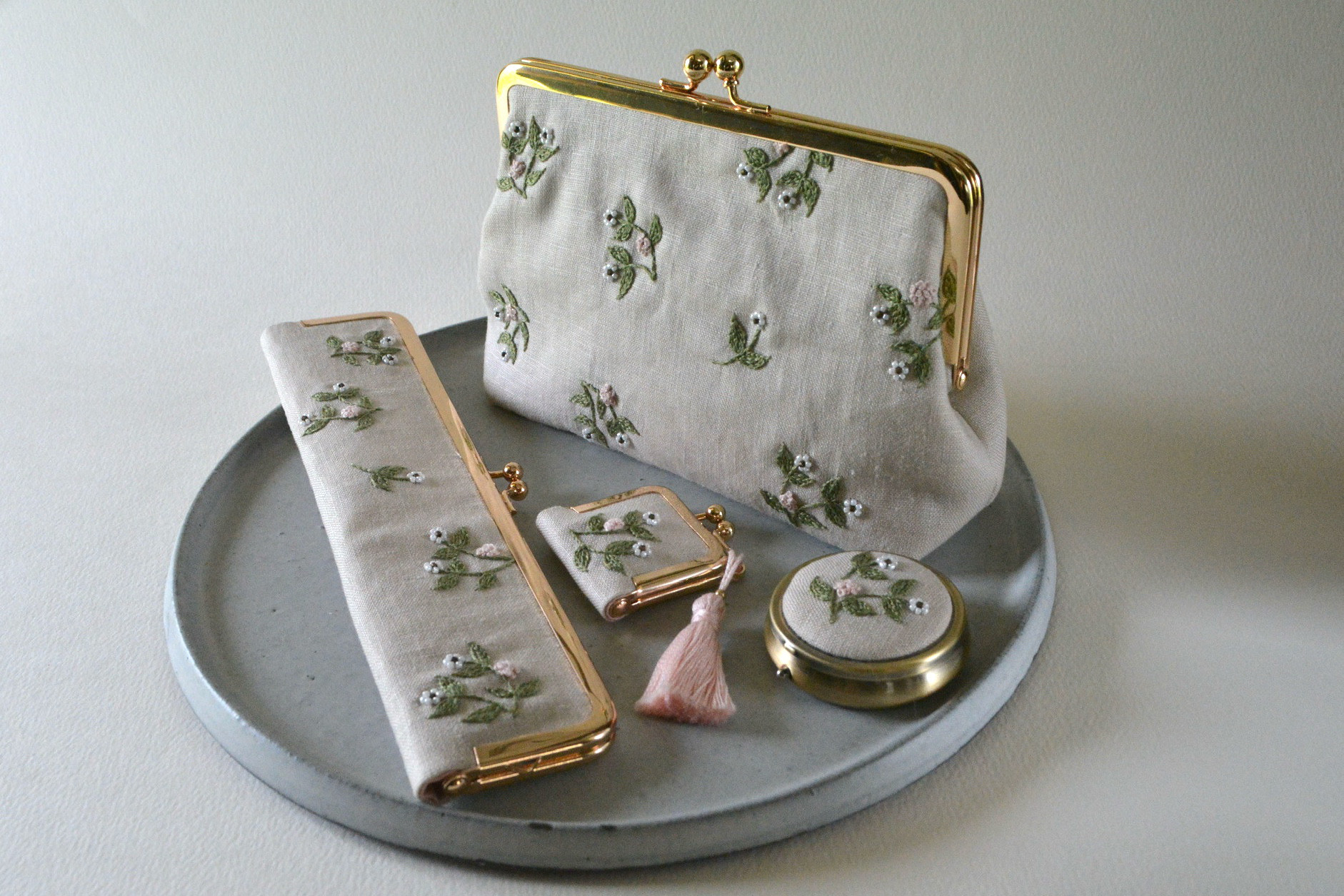 【受注制作】ビーズ 小花 刺繍 ４点セット