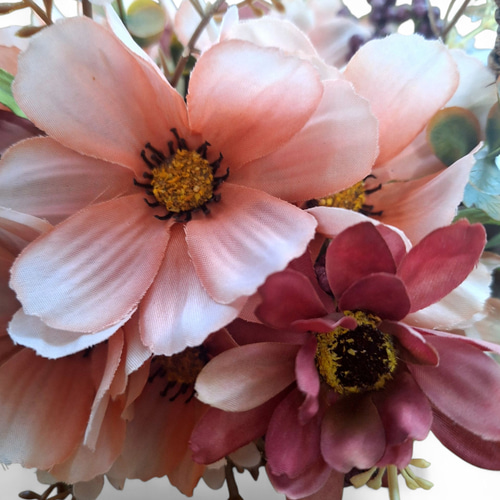 チョコレートコスモスと秋色コスモスのバスケットアレンジメント