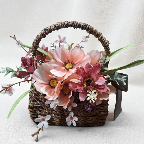 チョコレートコスモスと秋色コスモスのバスケットアレンジメント