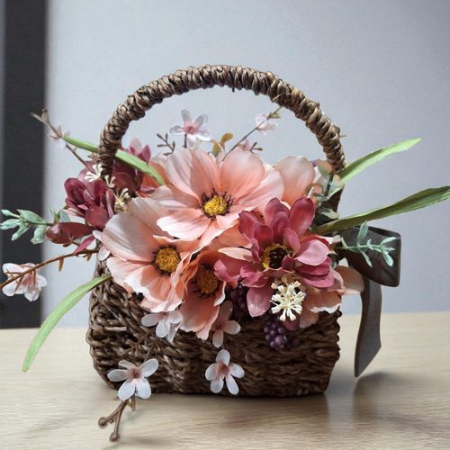 チョコレートコスモスと秋色コスモスのバスケットアレンジメント