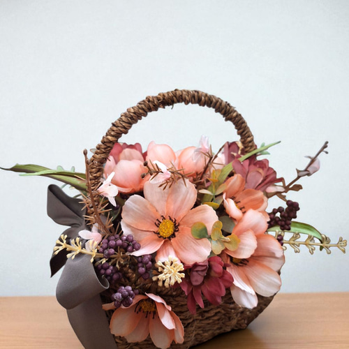 チョコレートコスモスと秋色コスモスのバスケットアレンジメント