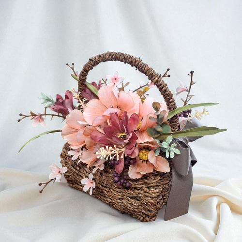 チョコレートコスモスと秋色コスモスのバスケットアレンジメント