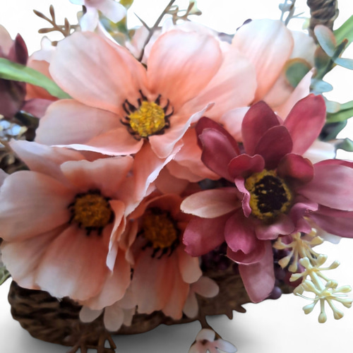 しょりん❣️秋、お月見、コスモス、もみじ、お団子、薔薇、アレンジ❁⃘*.゜ チョコレートコスモスと秋色コスモスのバスケットアレンジメント