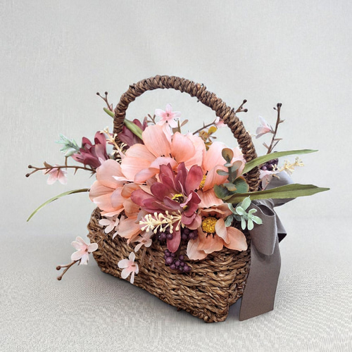 チョコレートコスモスと秋色コスモスのバスケットアレンジメント