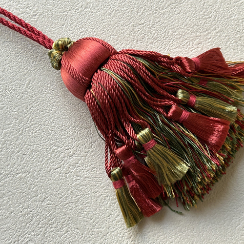 HOULES社ウレス社　タッセル、キータッセル HOULES ウレス社 キータッセル 廃盤品 9.5cm レッド×カーキ