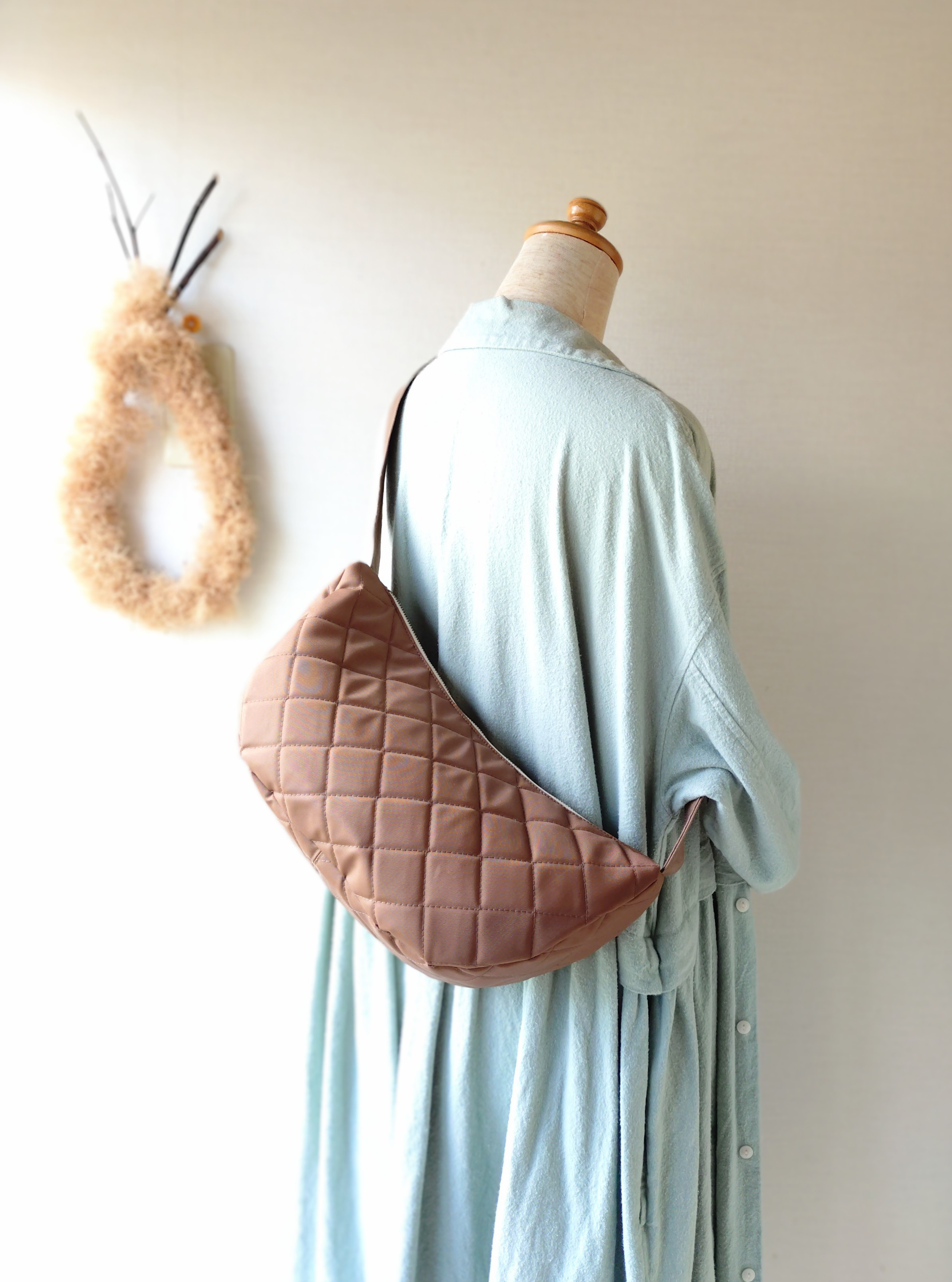 [ブラウン]撥水キルティング　ボディバッグ　ムーンショルダーバッグ