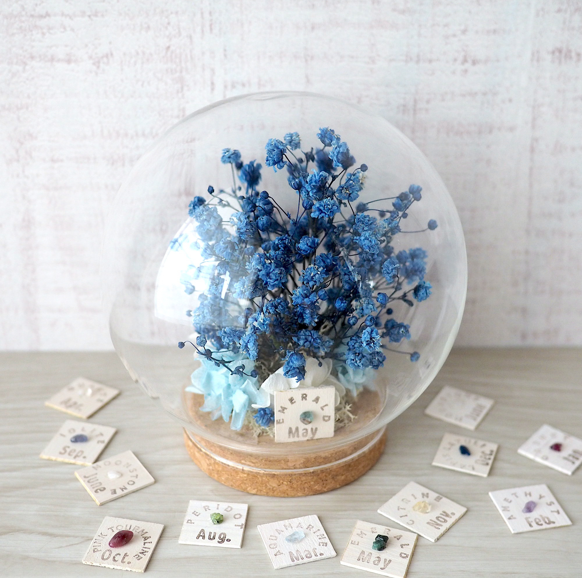 誕生月の天然石 バルーン型のガラスドーム  -青いかすみ草-